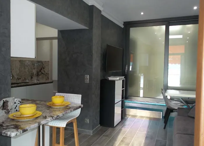 Les Sablettes Panoramic Sea View Мантон