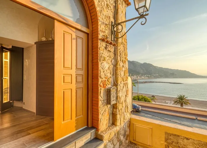 Апартаменти Les Sablettes Panoramic Sea View Мантон